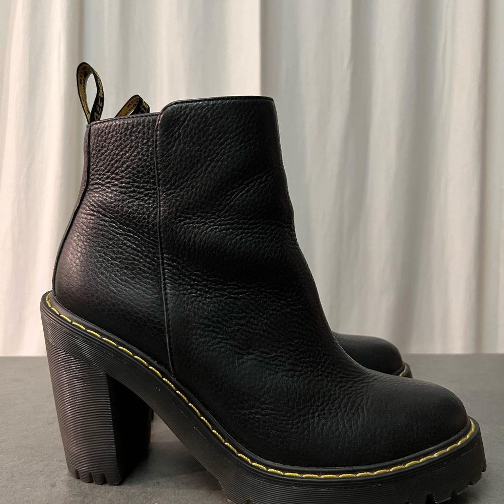 Dr. MARTENS MAGDALENA WOMEN'S LEATHER HEELED CHELSEA BOOTS